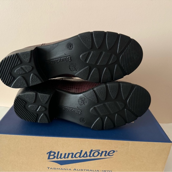 Blundstone Embossed Leather Boot. 2166. Dress boot. Elastic sided. Size: 7, 8, 9 - Picture 5 of 14